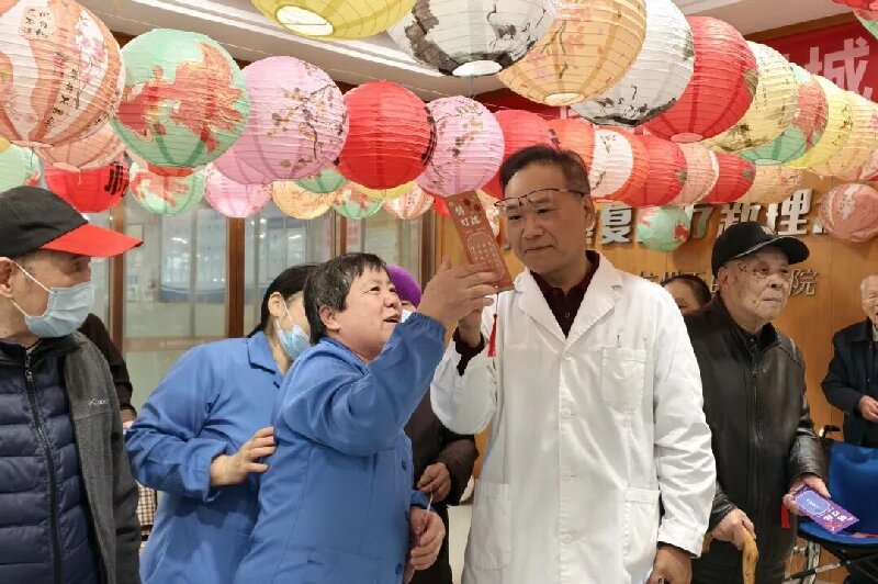 <b>灯谜映元宵，医患同乐暖心家园！</b>
